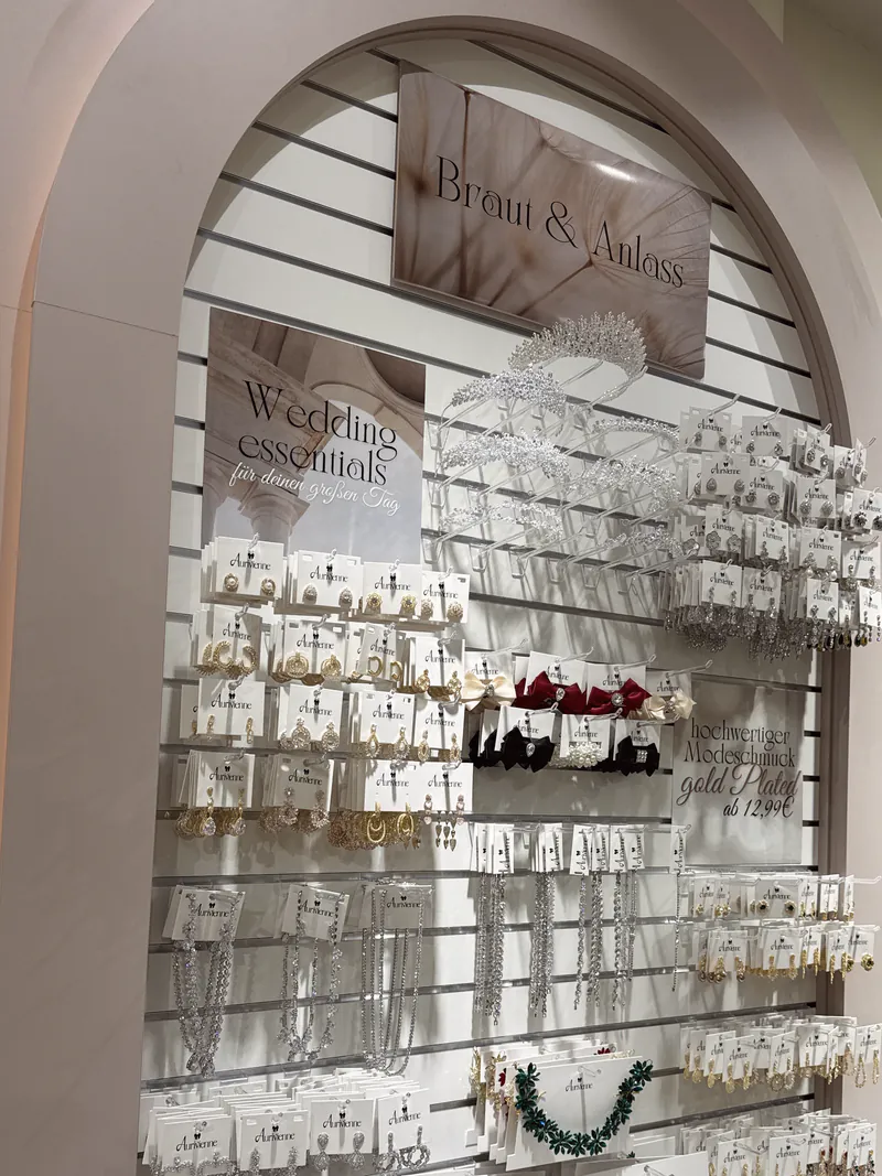 Rundbogen-Nische „Braut & Anlass“ im Laden mit Brautohrringen, Ketten, Diademen und Haarschmuck.